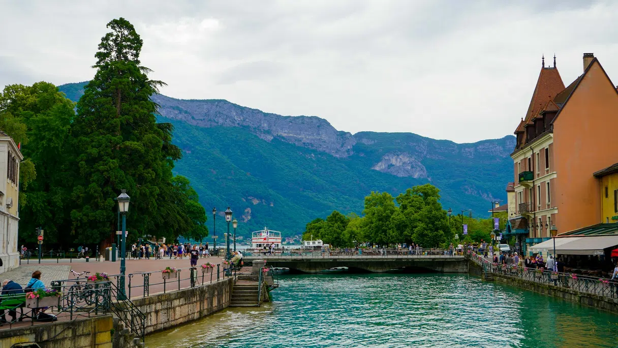 Lake Annecy and mountains, the postcard arrival by train