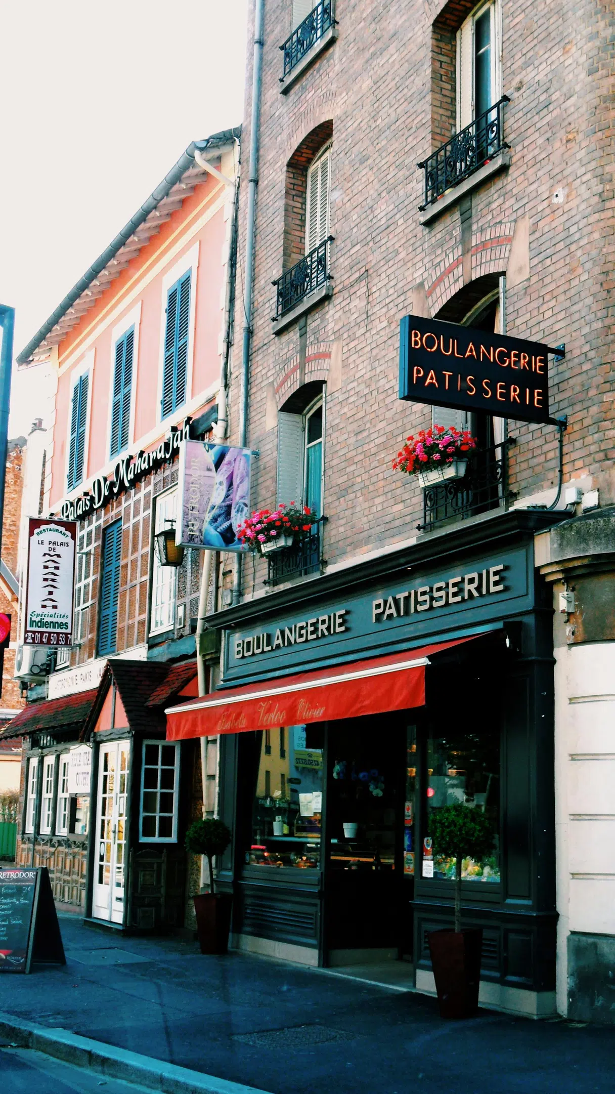 The front of a French bakery