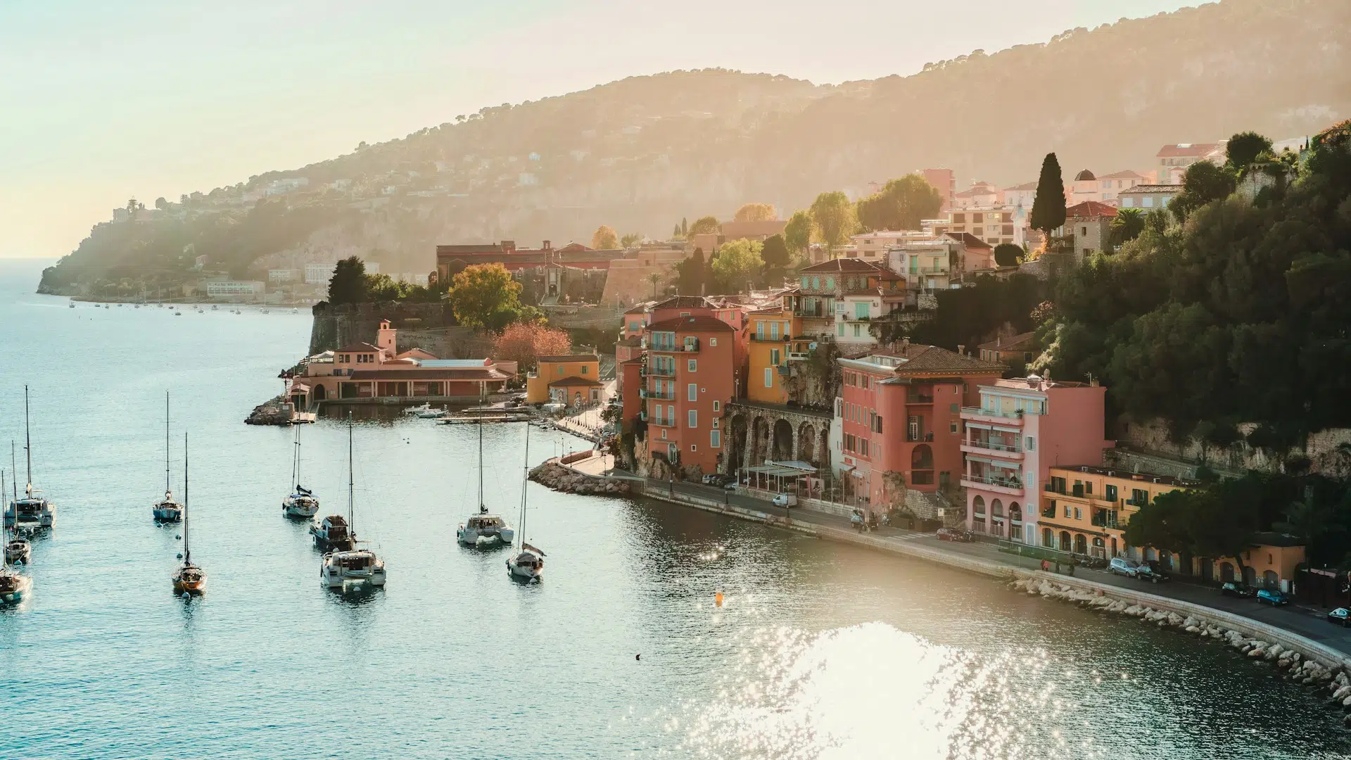 Panoramic view of the French Riviera coastline for a car-free itinerary from Nice