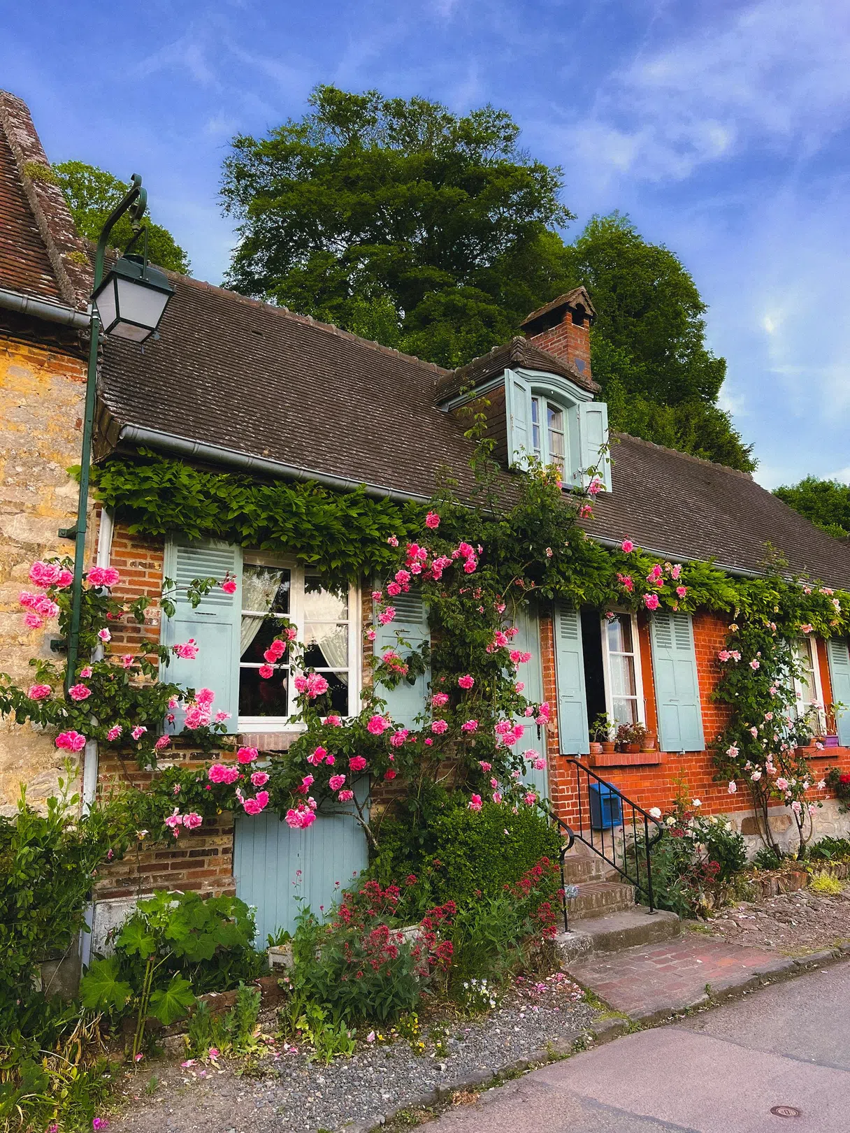A flower-lined house façade in Gerberoy