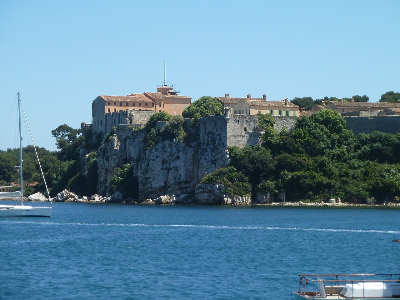 Southern coast of Île Sainte-Marguerite (Lérins)