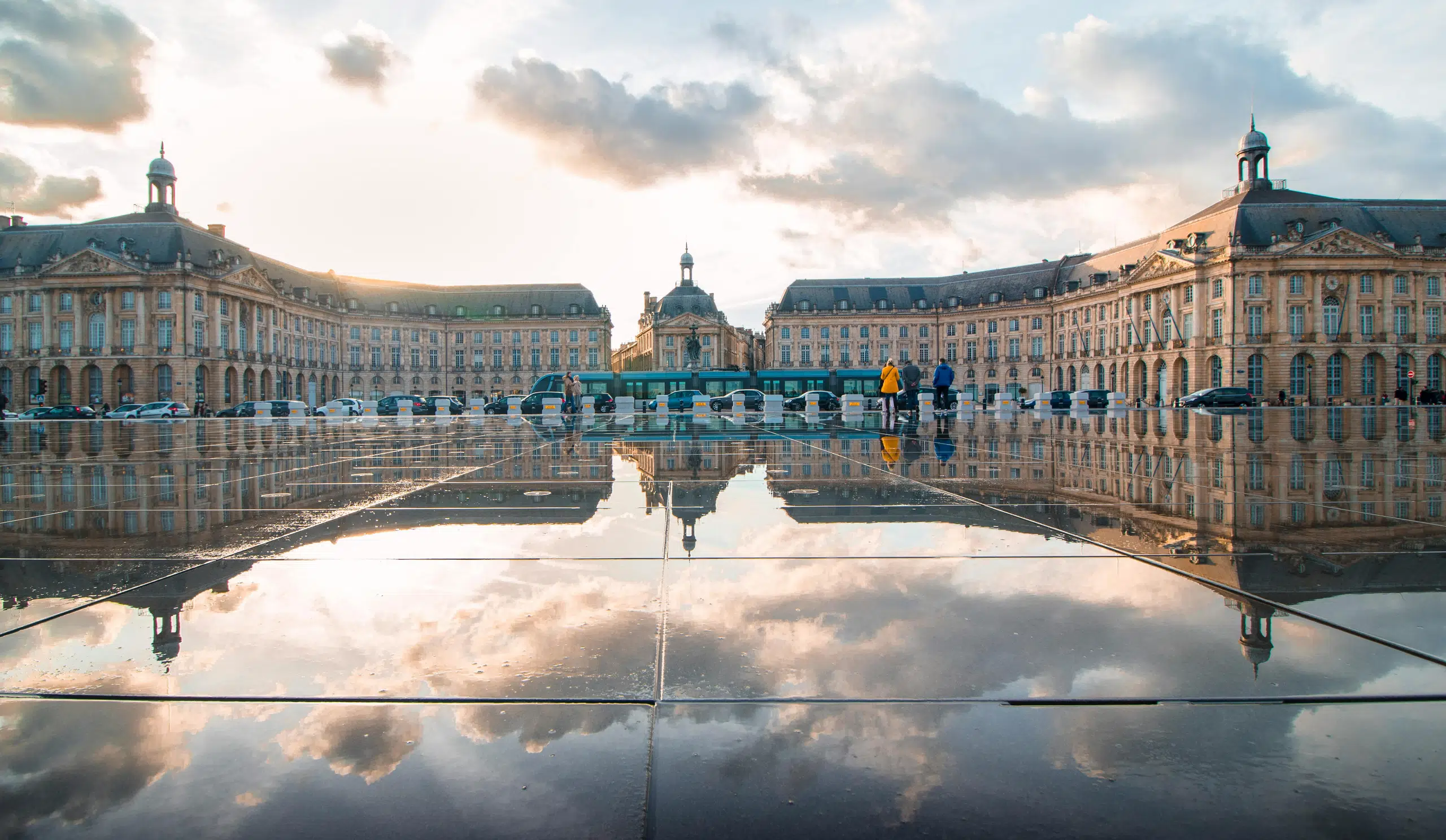 Bordeaux riverside skyline along the Garonne, ideal for a one-day itinerary from Paris