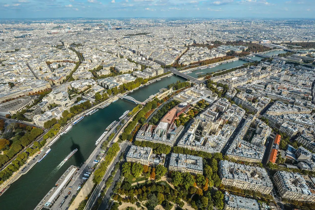 Aerial view of Paris and the Seine, illustrating the choice of the best neighborhood